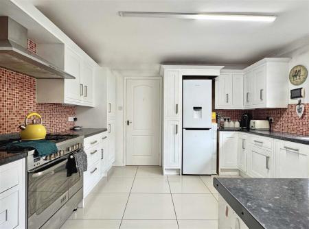 Kitchen b.jpg
