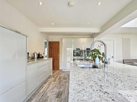 Kitchen b.jpg
