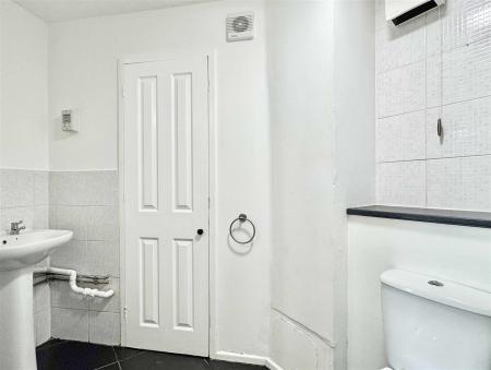 Shower Room b.jpg