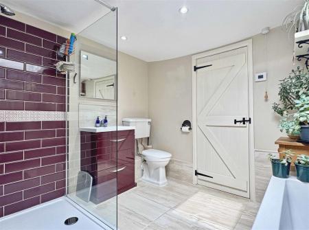 Bathroom b.jpg