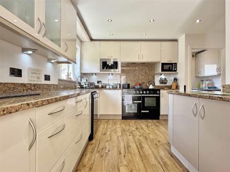 Kitchen e.jpg