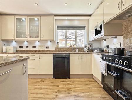 Kitchen f.jpg