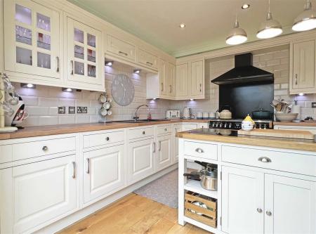 Kitchen b.jpg