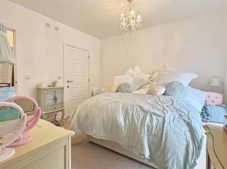 Master Bedroom b.jpg