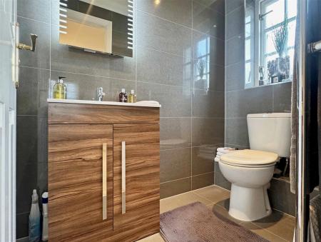 En-Suite To Bedroom 2.jpg