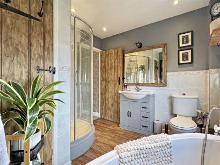 Family Bathroom b.jpg