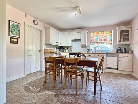 Kitchen b.jpg
