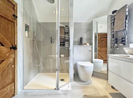 Bathroom b.jpg