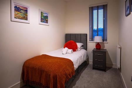 62 Bloomery House, Crawley-18.jpg