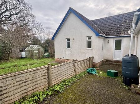 SIDE ACCESS / GARDEN
