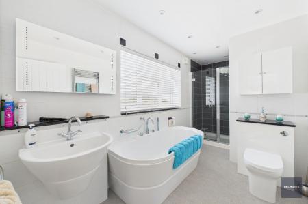 Main Master En-Suite