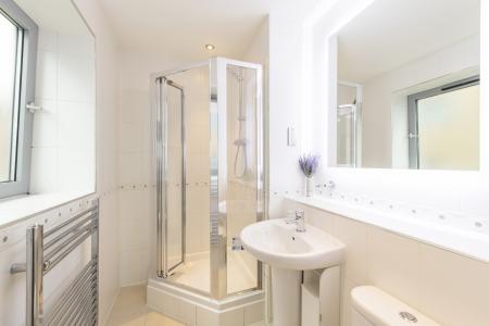 Miles Close 9 - En suite Bedroom