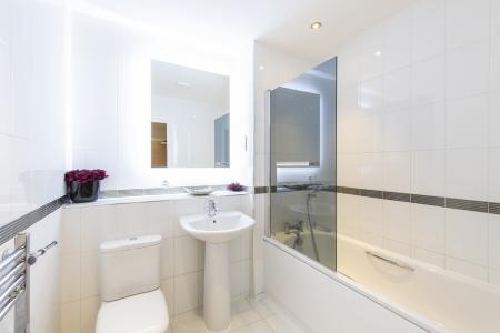 Miles Close 12 - Family Bathroom