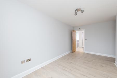 Miles Close 9 - En suite Bedroom