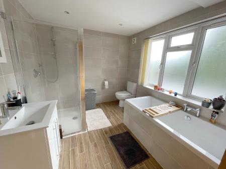 MAIN BATHROOM/EN-SUITE