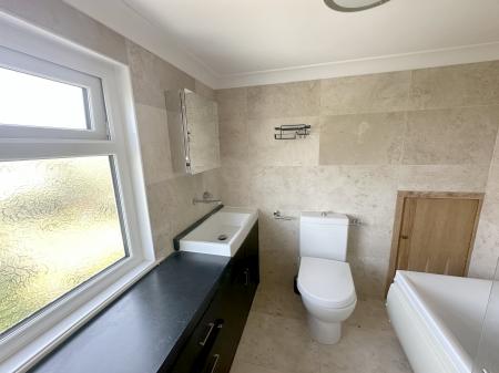 EN-SUITE BATHROOM