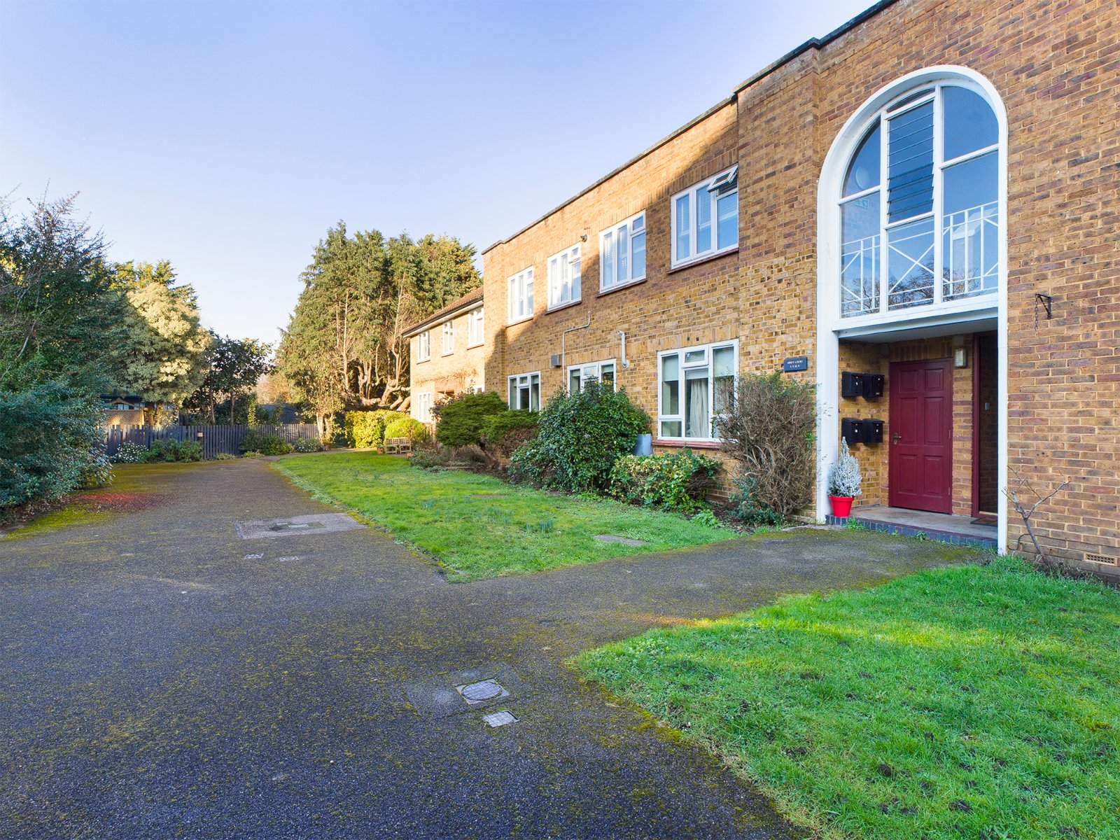 2 bedroom Flat for sale in Laleham