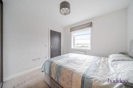 f8e773d9-b253-476...