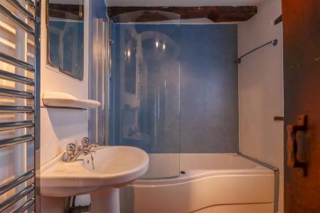 D/S Bathroom