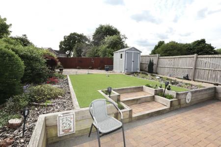 Rear landscaped gard