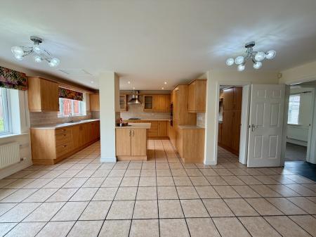 Kitchen:Family room.