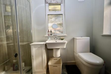 En suite to bedroom
