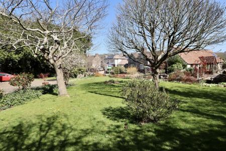 Garden to the front