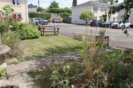 Garden to the front