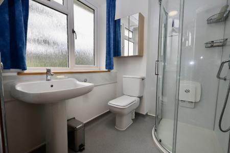 En suite to bedroom