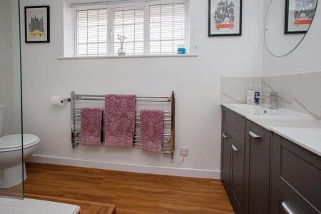 AG 5 Ensuite 1 1