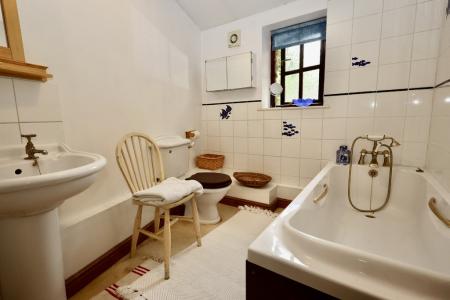 En suite to bedroom