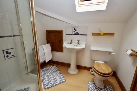 En suite to bedroom