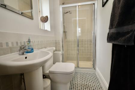 En suite to bedroom