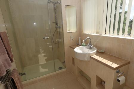 En suite to bedroom