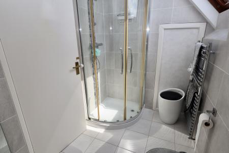 En suite to bedroom