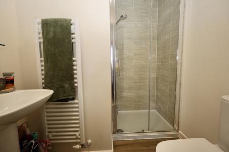 En suite to bedroom