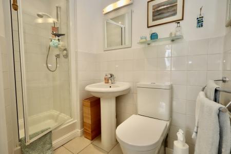 En suite to bedroom
