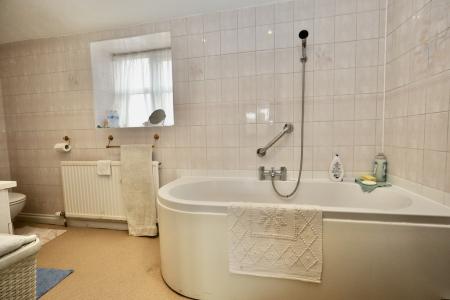 En suite to bedroom