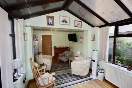 Conservatory to dini