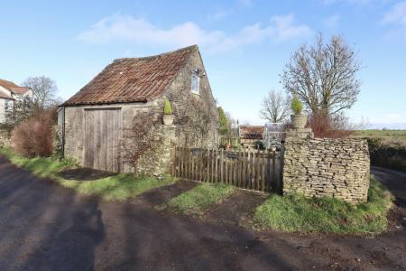 Carthouse and drivew