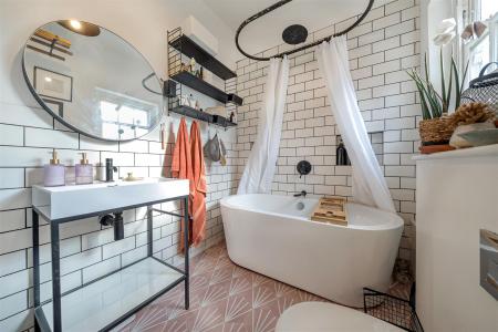 FAMILY BATHROOM