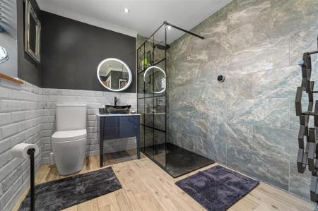FAMILY SHOWER ROOM