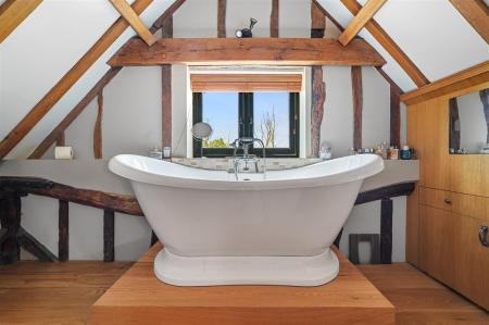 EN-SUITE BATHROOM