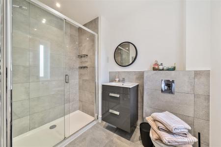 EN-SUITE TO BEDROOM ONE