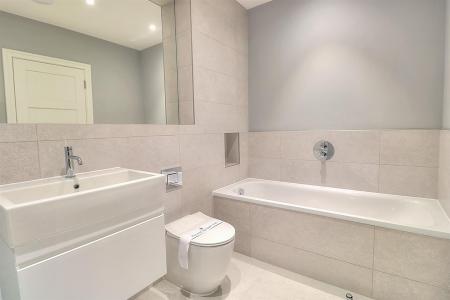 Woodhill 8 Bath 2 (Custom).jpg