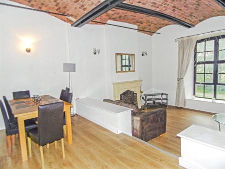Lounge & Dining Area