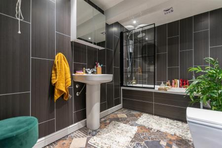 Apartment en-suite bathroom