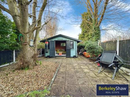 Garden cabin & patio area