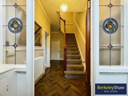 Vestibule to entrance hall