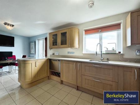 Kitchen diner (2)